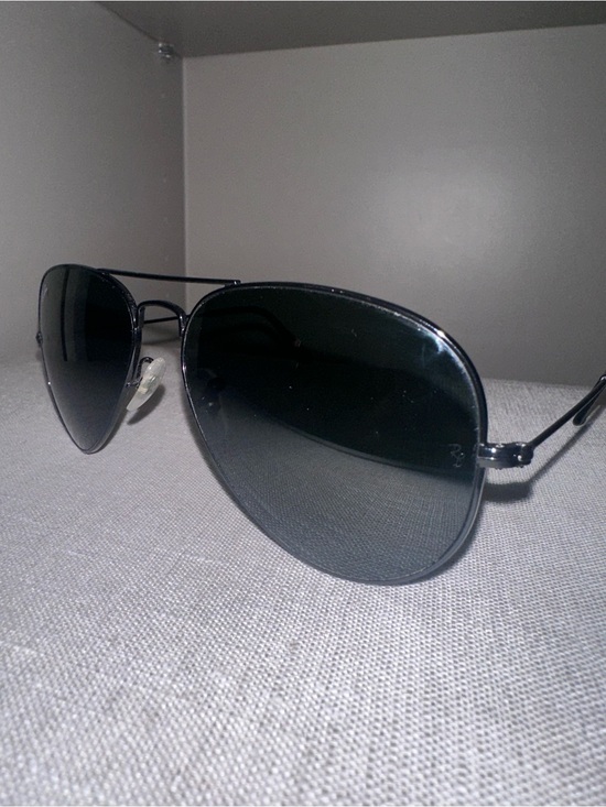 Authentic Ray-Ban Aviator Sunglasses with Dark Green Lenses and Black Frame